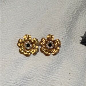 Elegant 18k gold nickel-free finish Flower faux emerald and crystal stud